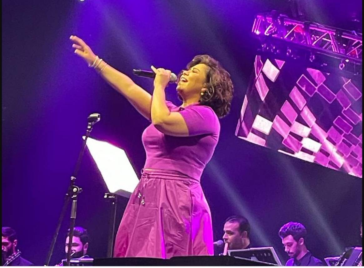 بالفيديو - بعد أزمتها الصعبة... شيرين تمازح الجمهور وتظهر بوزن زائد وملابس غير مناسبة