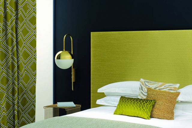 غرفة النوم يزيدها اللون الذهبي رونقاً ونعومة