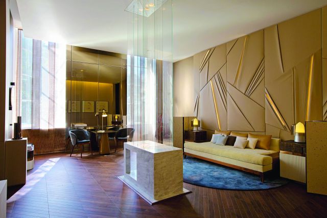 تناغم بين الزجاج والرخام والمعدن الذهبي لأجواء تفيض بالترف والرفاهية