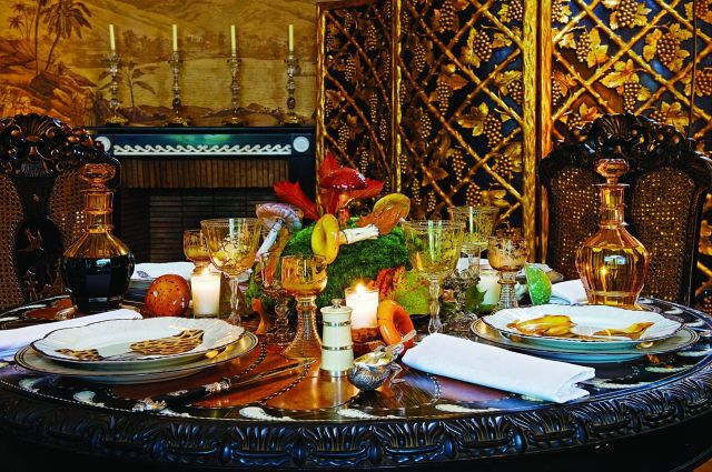 زخرفة ذهبية في ركن الطعام لديكور بالغ الأناقة والترف