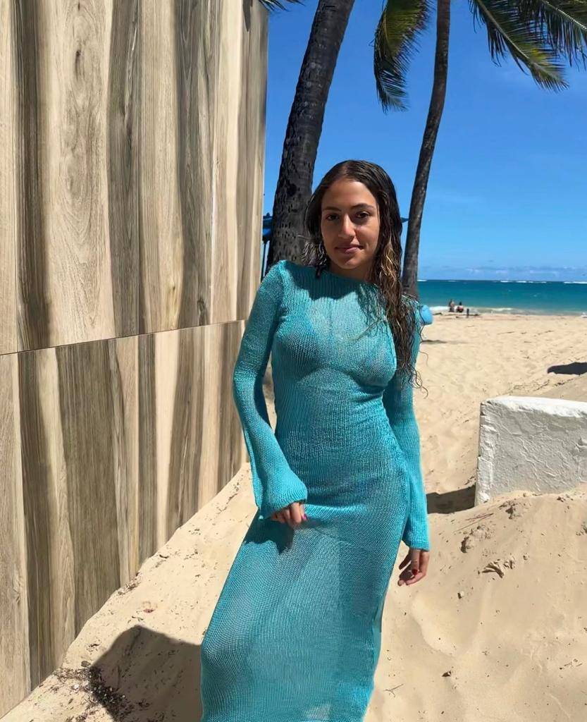 كينزي عمرو دياب بإطلالات صاخبة بين ملابس البحر والشفّاف