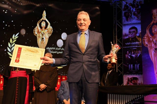 محمود حميدة يتسلم درع التكريم