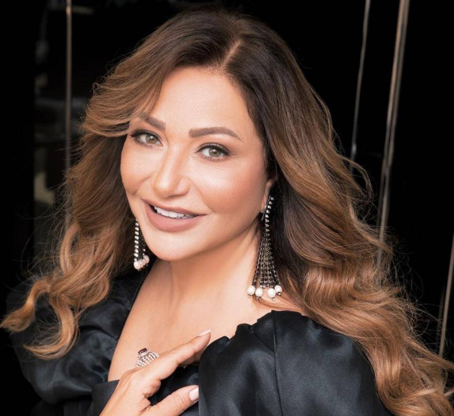 ليلى علوي تضجّ أنوثة بفستان أسود أنيق في مهرجان هوليوود للفيلم العربي