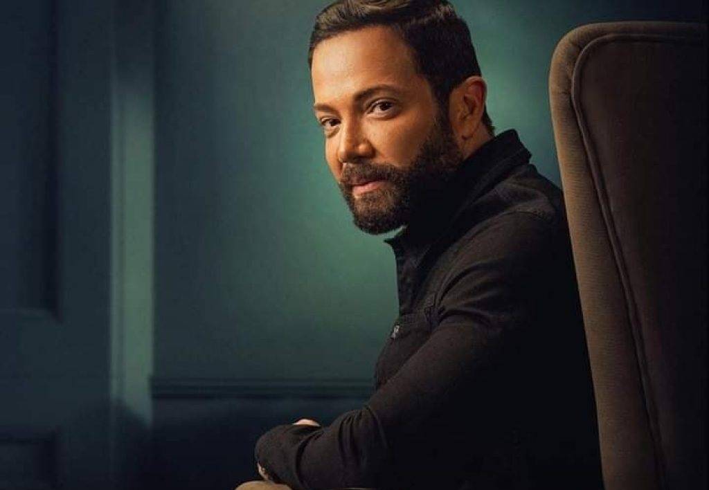 فنان شهير يعلن انفصاله عن زوجته... والسبب غريب