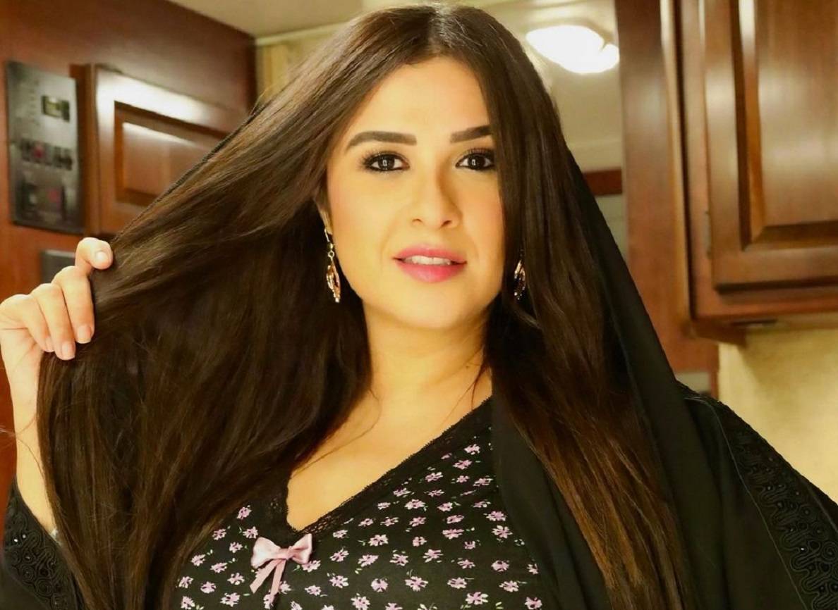 بالفيديو - ياسمين عبد العزيز تحتفل بطريقتها العفوية بانتهاء تصوير 