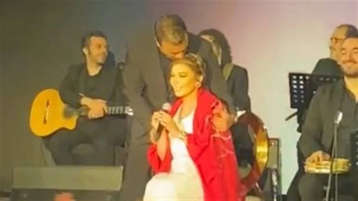 رامي صبري يقبل رأس أصالة
