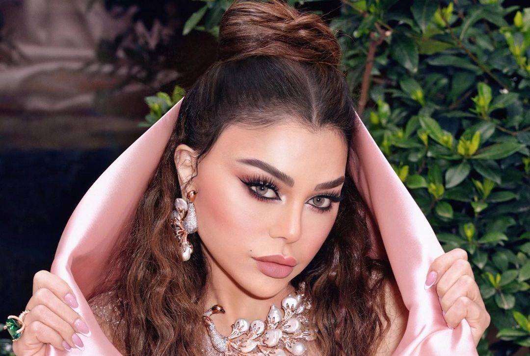 هيفاء وهبي تضجّ أنوثةً بفستان مكشوف