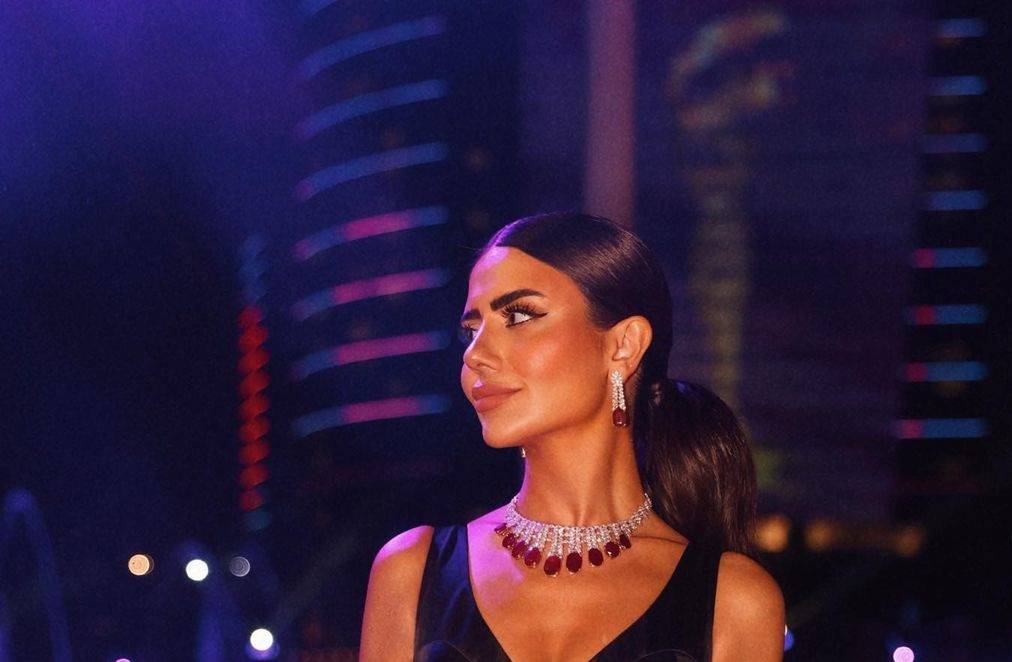 ديما الأسدي تتألق بفستان فخم وتحصل على جائزة أفضل مؤثّرة موضة عربيّة