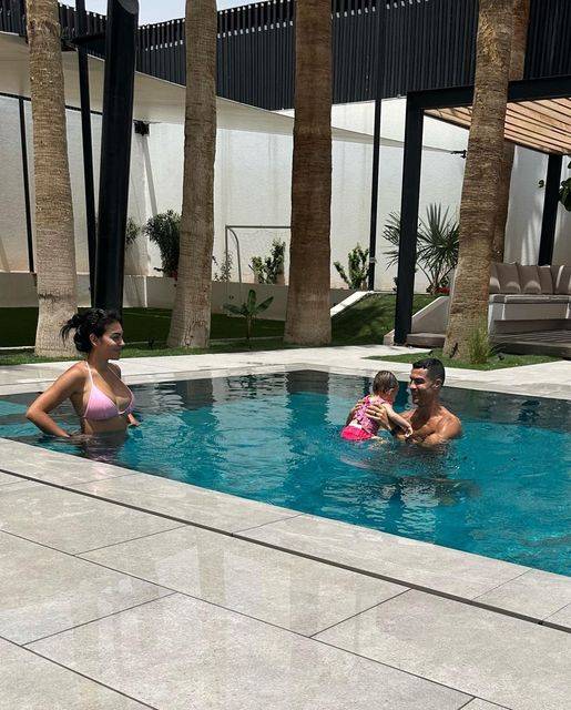 صور - جورجينا بلا مكياج في المسبح مع رونالدو بمنزلهما في الرياض