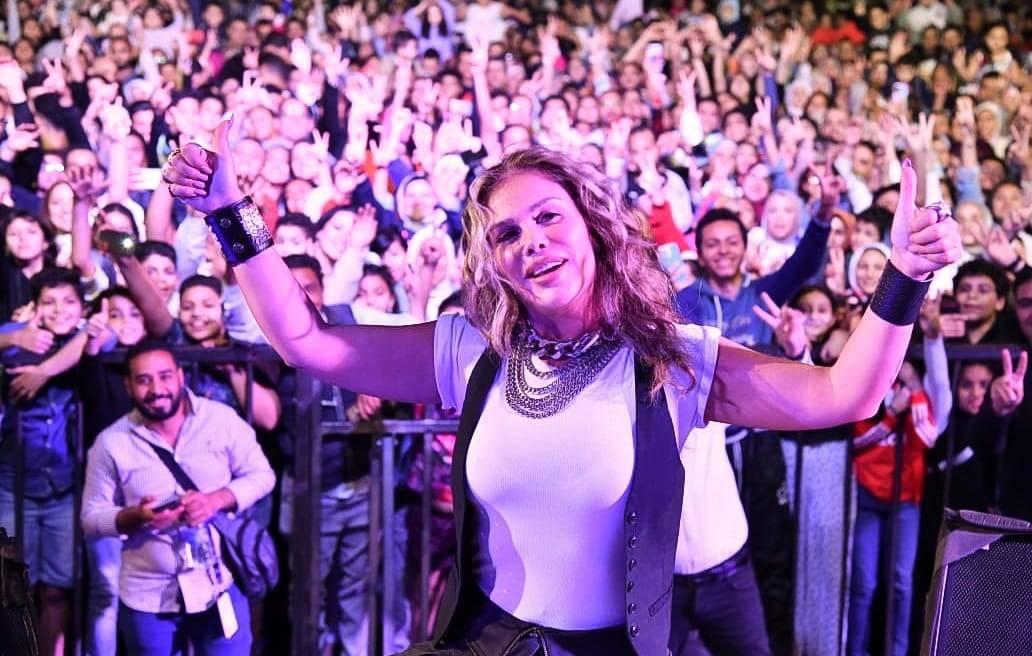 بالفيديو - نيكول سابا تفاجأ الجميع بما فعلته على المسرح بسبب طفلة