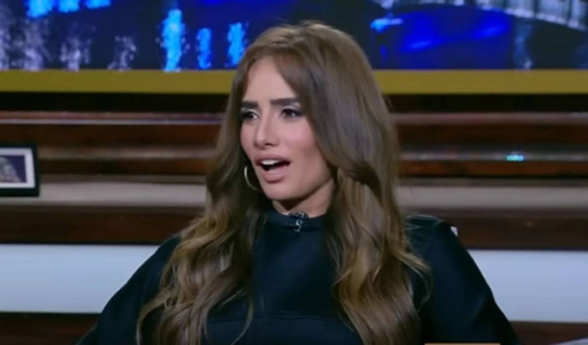 بالفيديو - زينة تتغزل بجمالها: 