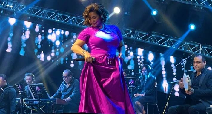 بعد كشفها عن إصابتها على المسرح... شيرين في المستشفى