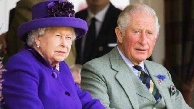 بالصور - الملك تشارلز يرتدي الأثواب الذهبية لوالدته اليزابيث