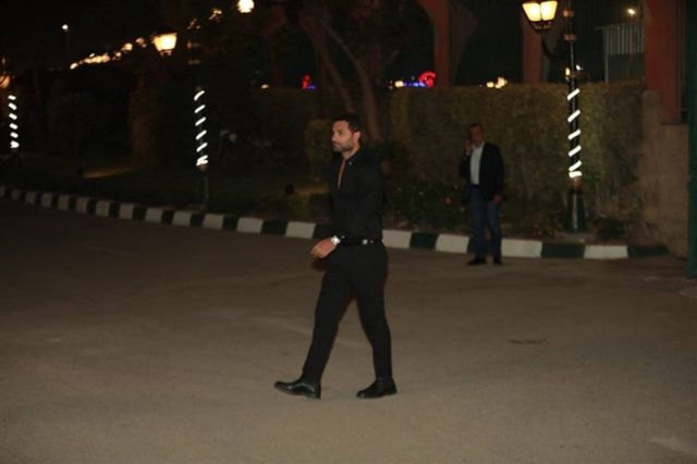 كريم فهمي في طريقه للعزاء