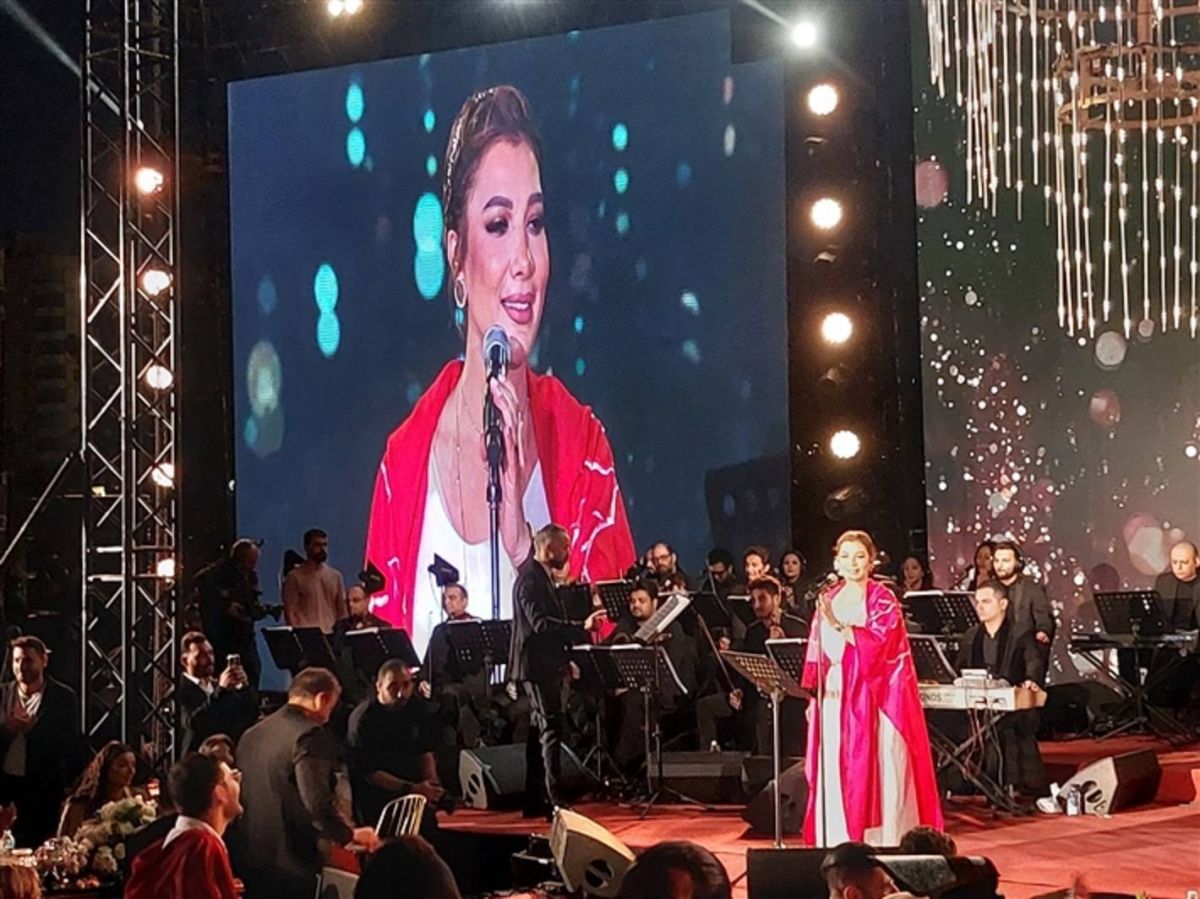 بالفيديو والصور - أصالة تصل مسرح حفلها بقارب وهذا ما فعله رامي صبري