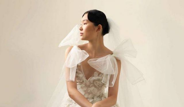 إيلي صعب يقدّم أول عرض عالمي لمجموعة أزياء الزفاف في برشلونة