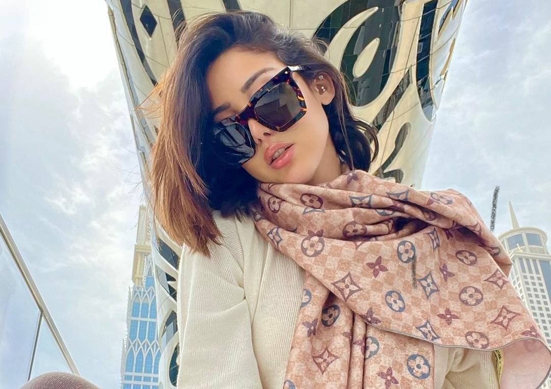 بسمة بوسيل تضجّ أنوثةً بالقفطان المغربي وبمجوهرات فخمة