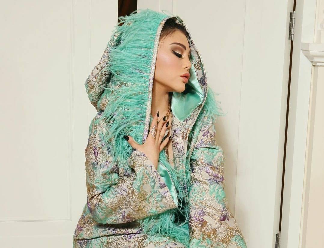 النجمات يتألقن بصيحة الريش الملوّن... مَن الأجمل؟