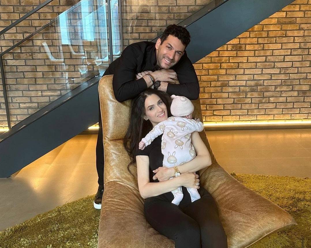 مراد يلدريم يخطف الأنظار بفيديو عفوي مع طفلته