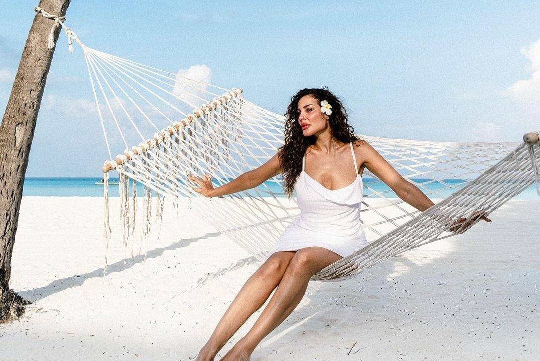 بالصور - نادين نسيب نجيم تستعرض جمالها بفستان فضفاض وبمكياجها الخاص