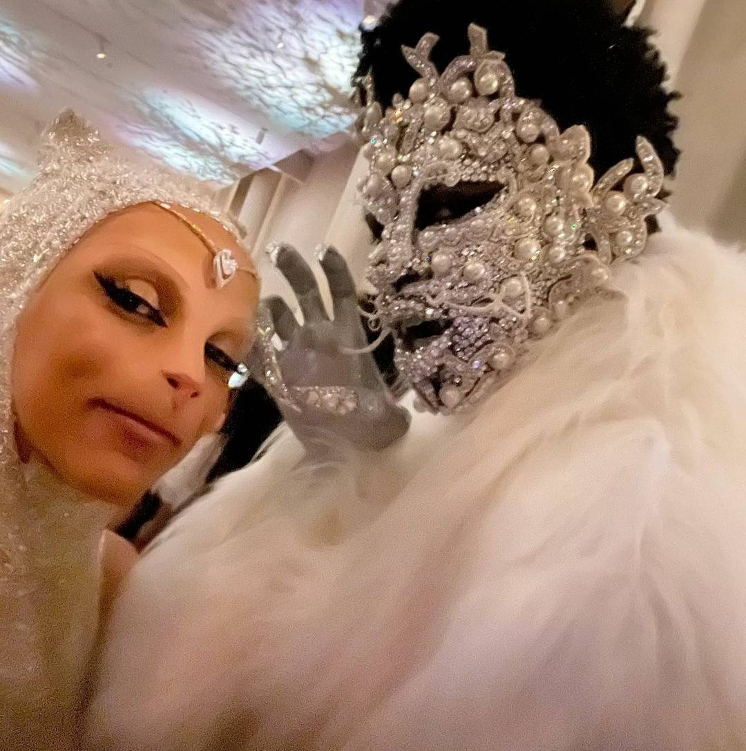 بين الغرابة والمبالغة... إطلالات تثير الجدل في 