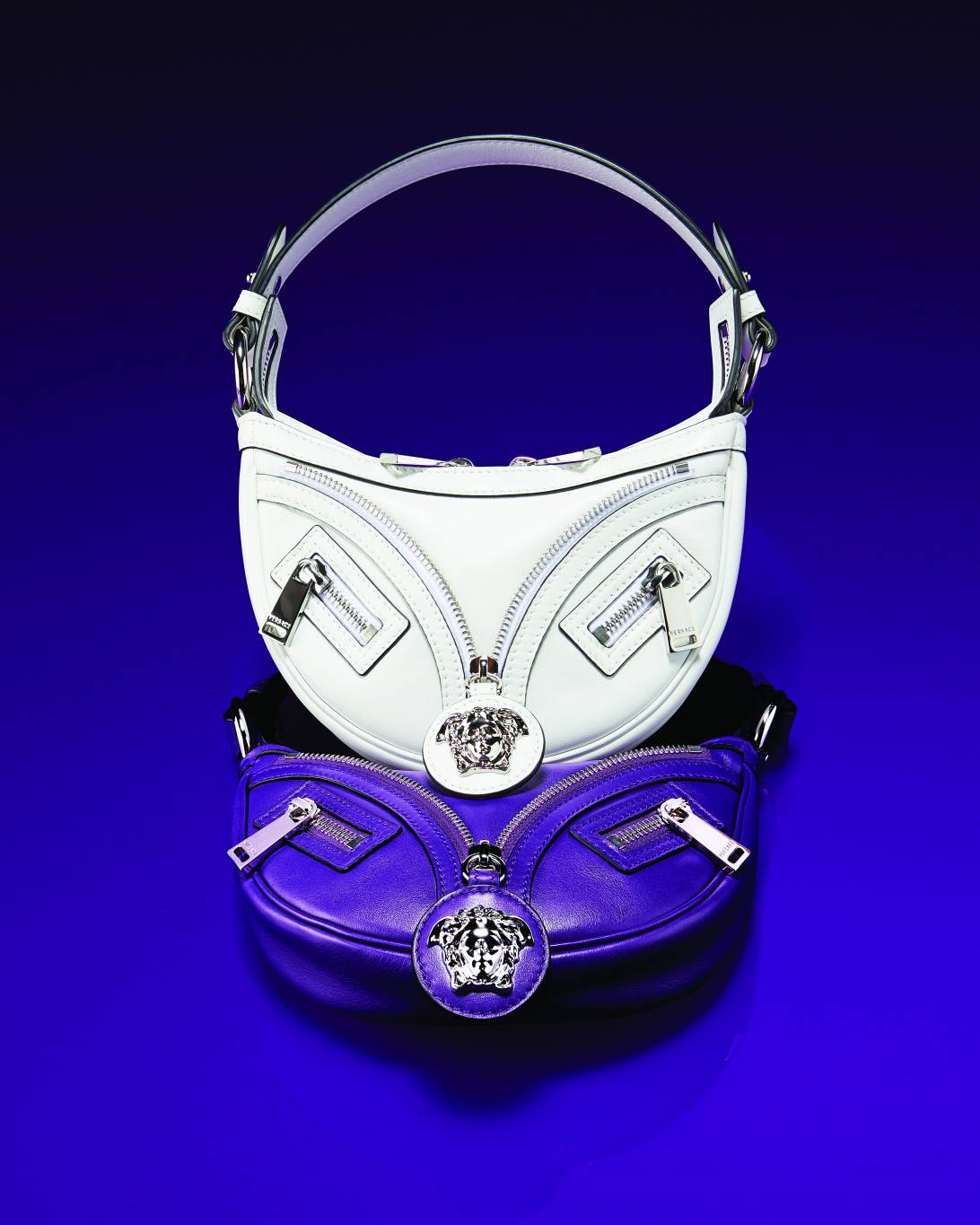 حقيبة Versace Repeat المميّزة على شكل هلال