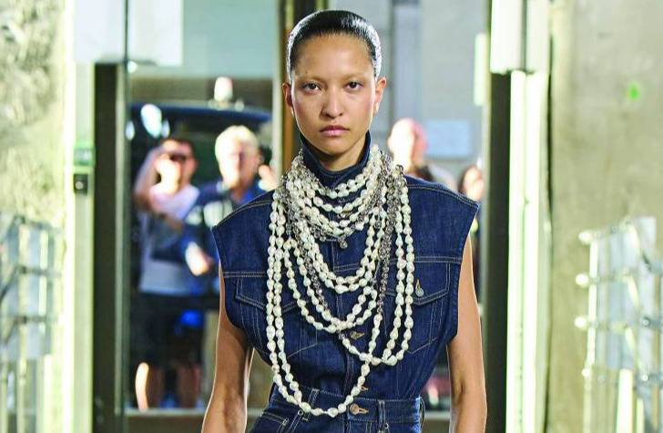 كيف ترتدين الدنيم في المناسبات والسهرات؟