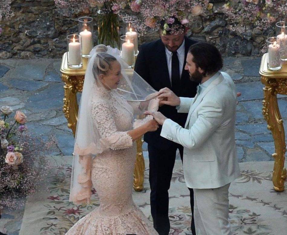 زفاف نجمة عالمية بحضور 4 أشخاص فقط!