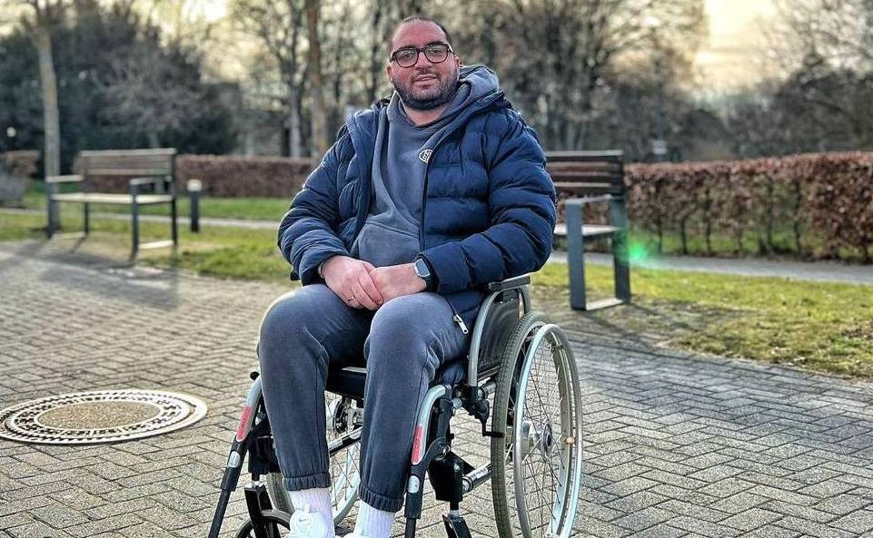 نجل محمد ثروت يعود إلى ألمانيا لاستكمال علاجه بعد إصابته بمرض نادر