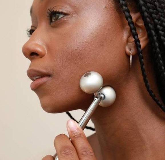 تمتعي ببشرة مشدودة ونضرة بهذه الأدوات التجميلية