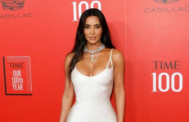 كيم كارداشيان تتألق ببدلة شفّافة وفستان 