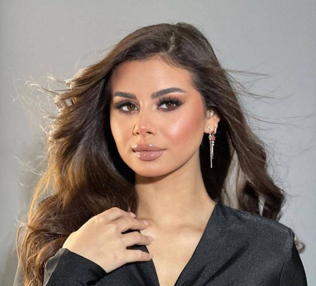 منة عرفة تثير الجدل بصورها بروب الاستحمام