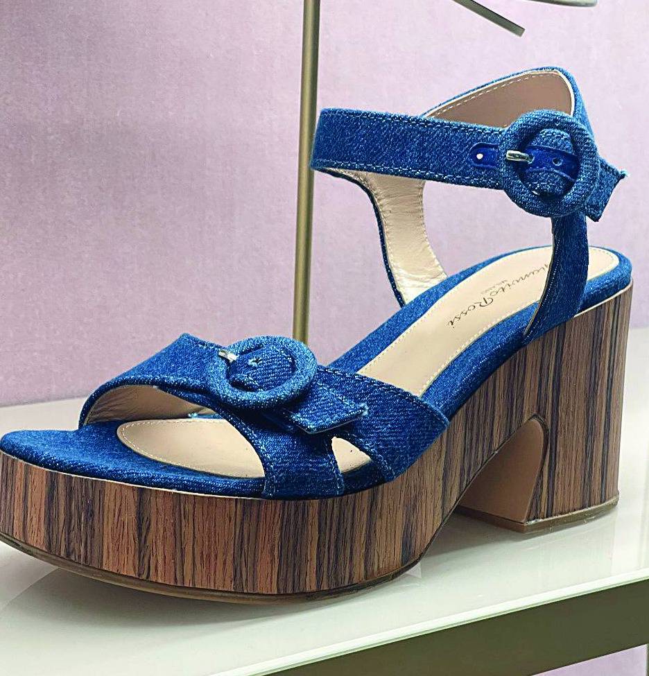 حقائب وأحذية من قماش الدنيم الأنيق