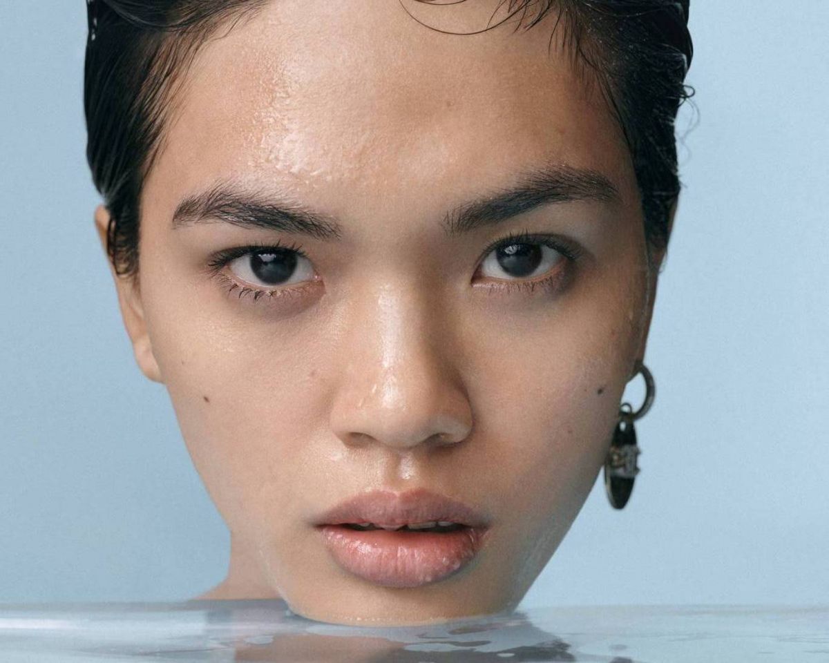 دللي محيط عينيك بالكريم MICROCRÈMEYEUX من مجموعة HYDRABEAUTY من CHANEL