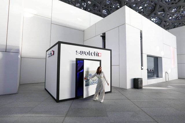 متحف اللوفر أبوظبي يفتح أبوابه لانطلاق رحلة Swatch في عالم الإبداع والفنون