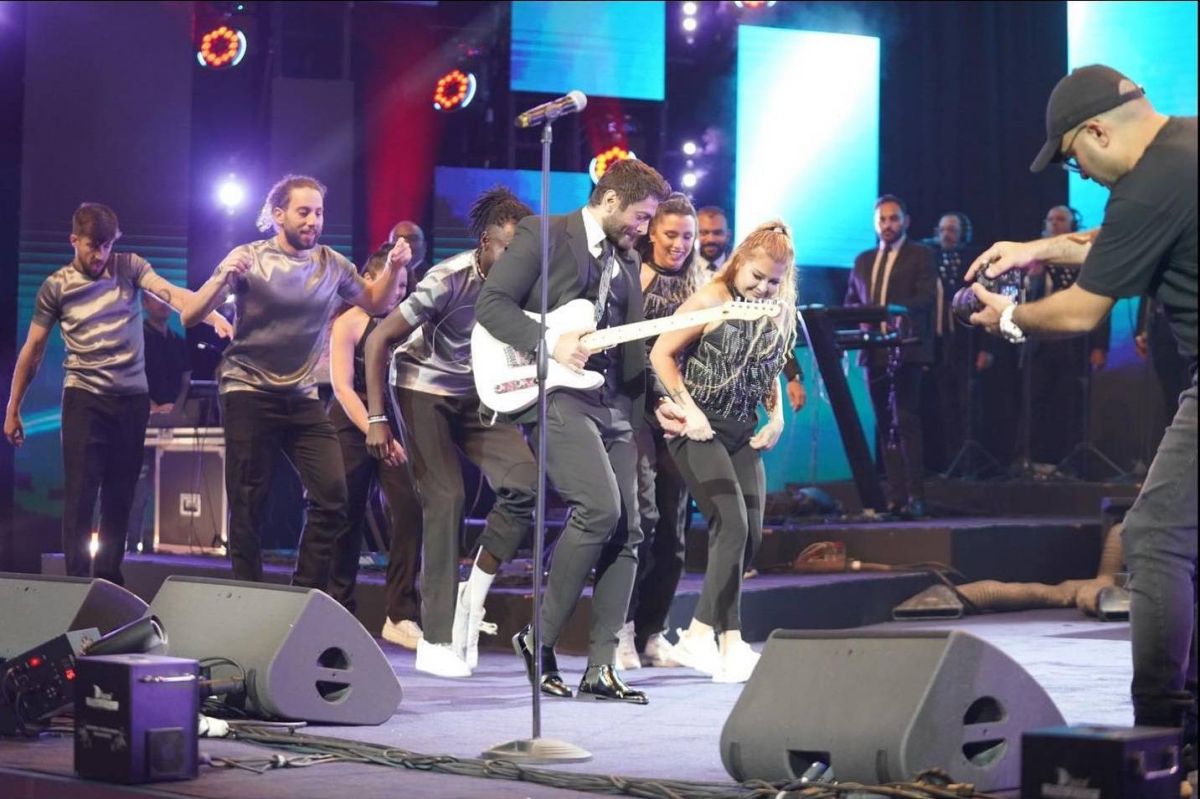 بالفيديو - تامر حسني يكشف سبب بكائه في حفل الكويت