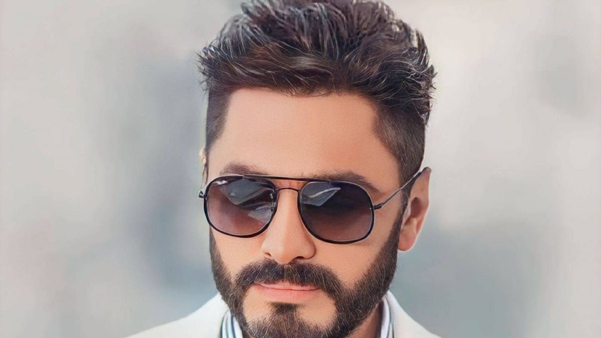 بالفيديو - تامر حسني يواصل تجاهل أزمة طلاقه ويروّج لفيلمه الجديد