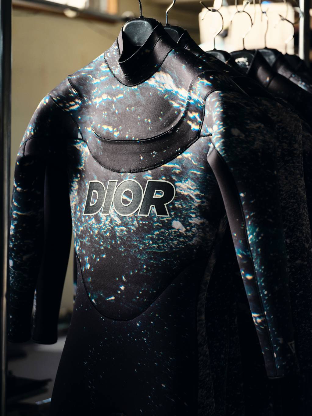 بذلة حصريّة للغوص وركوب الأمواج من DIOR