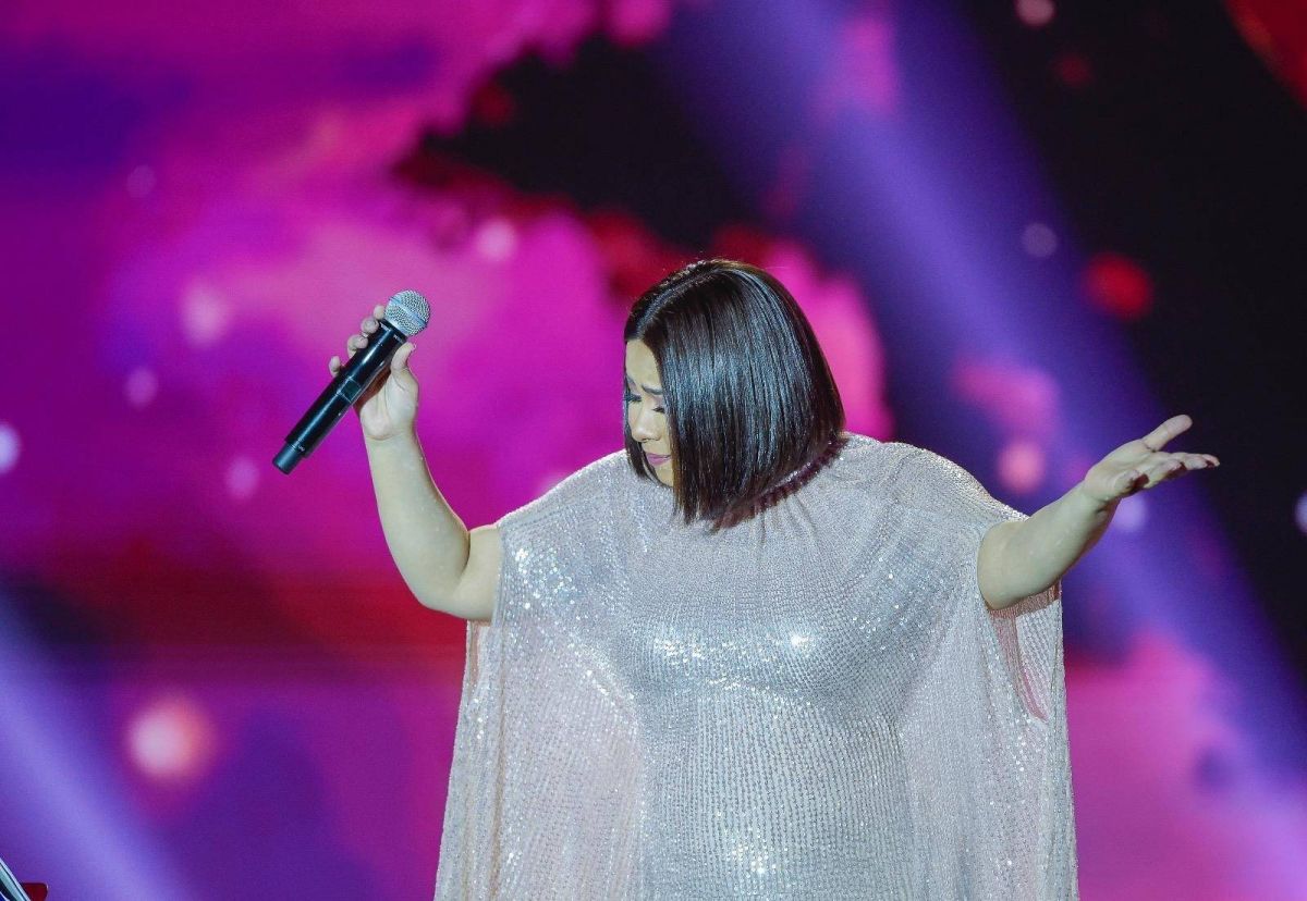 بالفيديو - شيرين تخفي زيادة وزنها بفستان فضفاض... هل نجحت بذلك؟