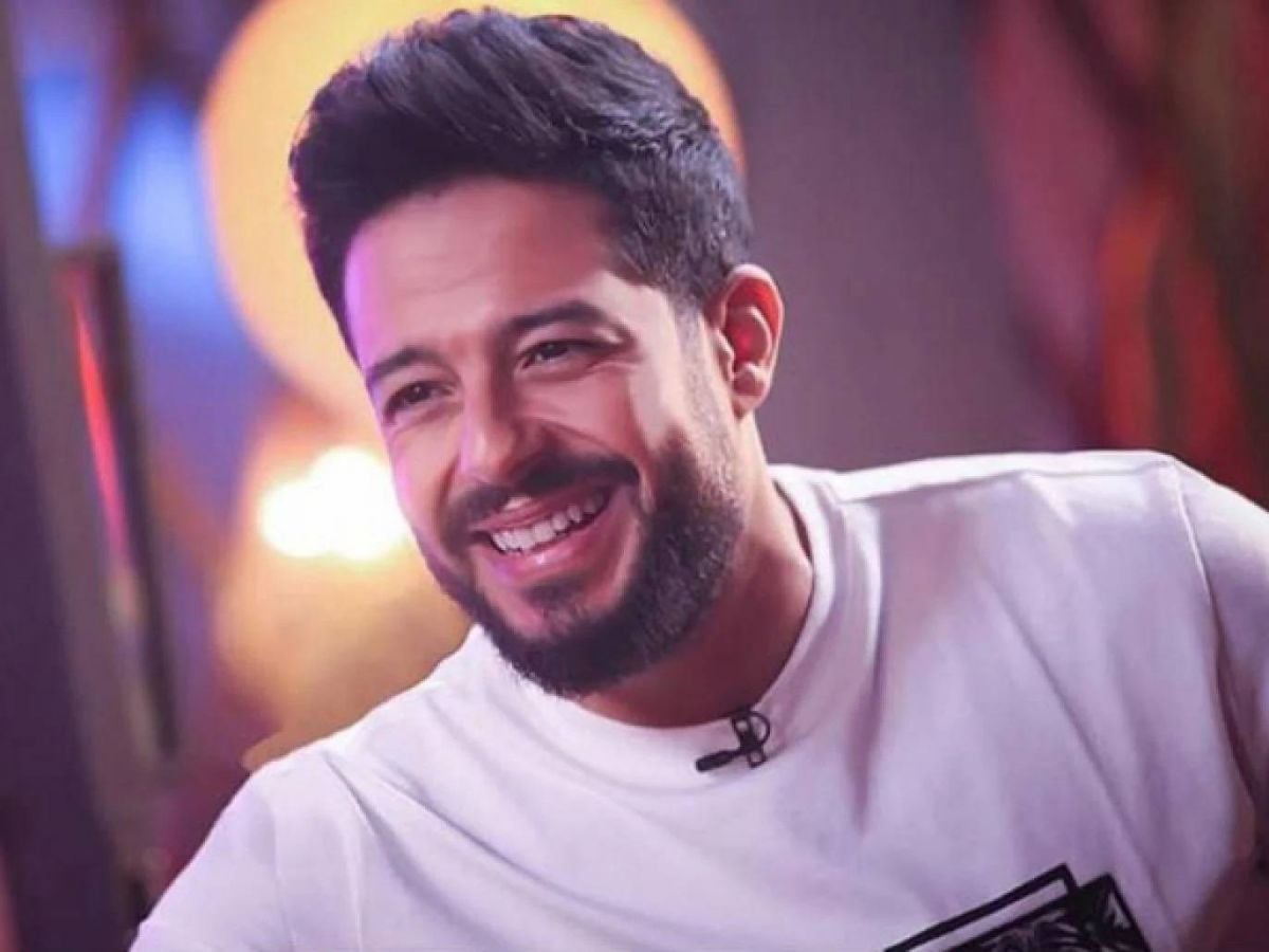 بالفيديو - محمد حماقي يدعم عاملاً بمحطة بنزين بعد سماع صوته