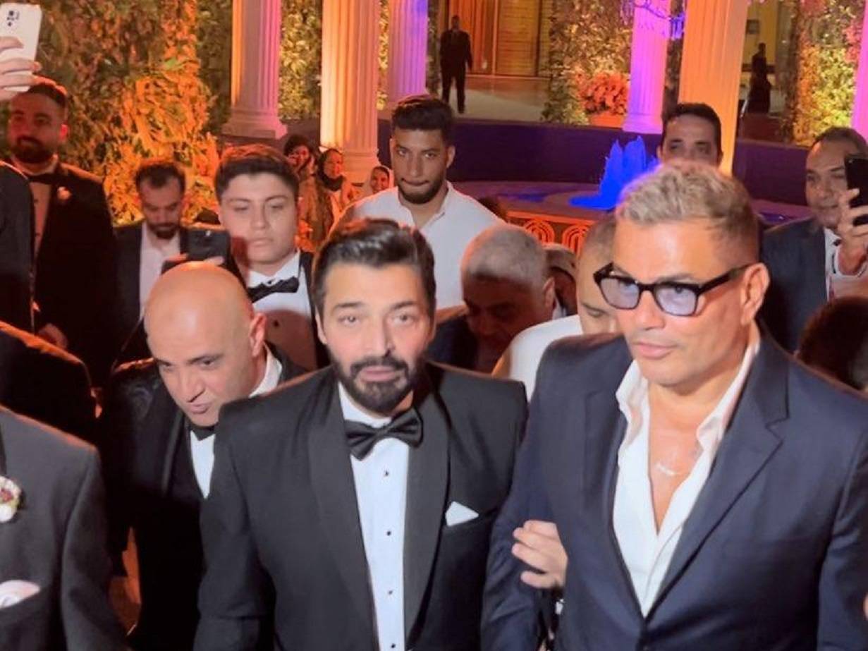 عمرو دياب لدى وصوله حفل زفاف ابنة حميد الشاعري