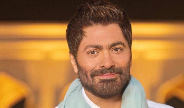 بالفيديو - هذا ما حصل مع تامر حسني في الطيارة