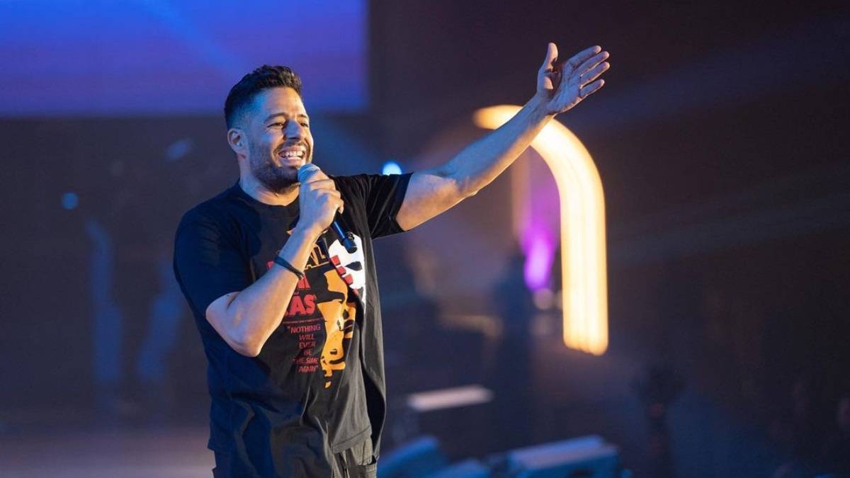 بالفيديو - لفتة إنسانية من محمد حماقي في حفله