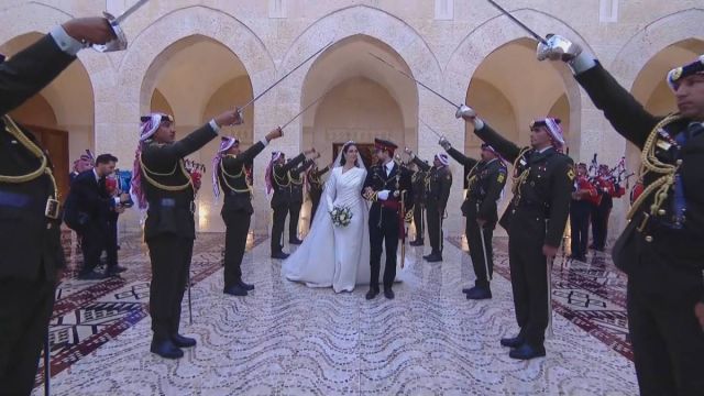 نداء شرارة تغنّي لأم كلثوم في زفاف الأمير الحسين والأميرة رجوة