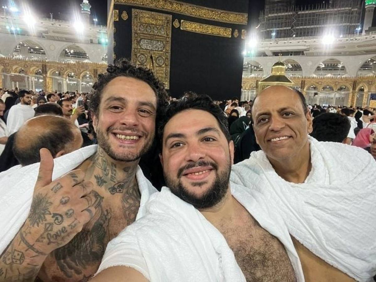 هجوم وإنتقادات لأحمد الفيشاوي بسبب صوره أمام الكعبة