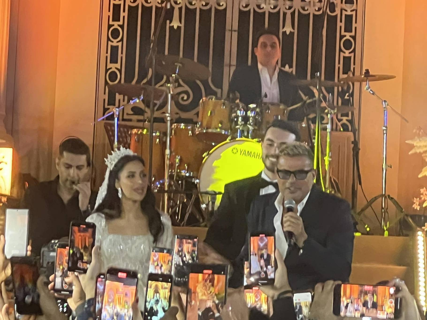 عمرو دياب يغني مع العروسين