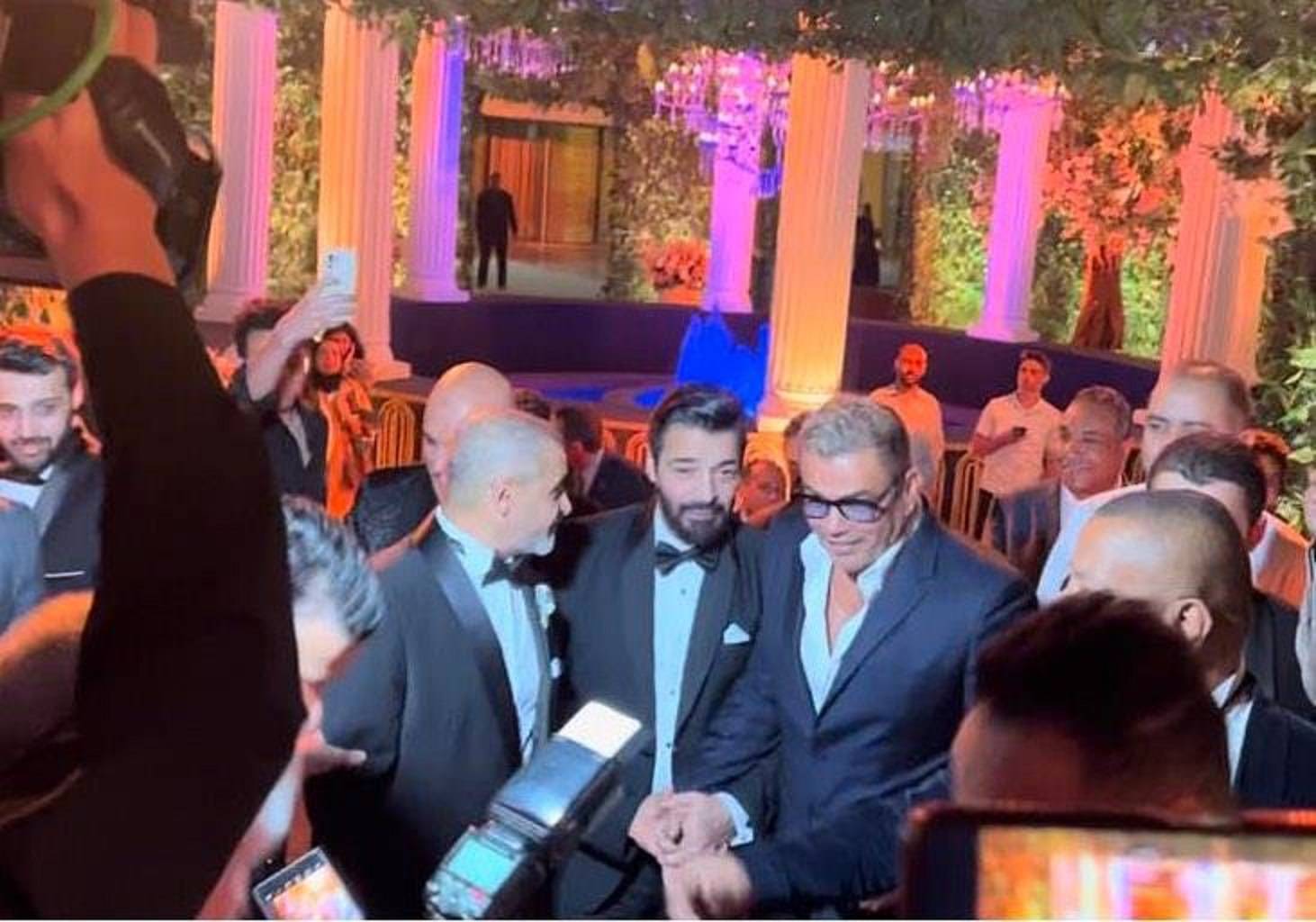 عمرو دياب لحظة وصوله حفل زفاف ابنة حميد الشاعري