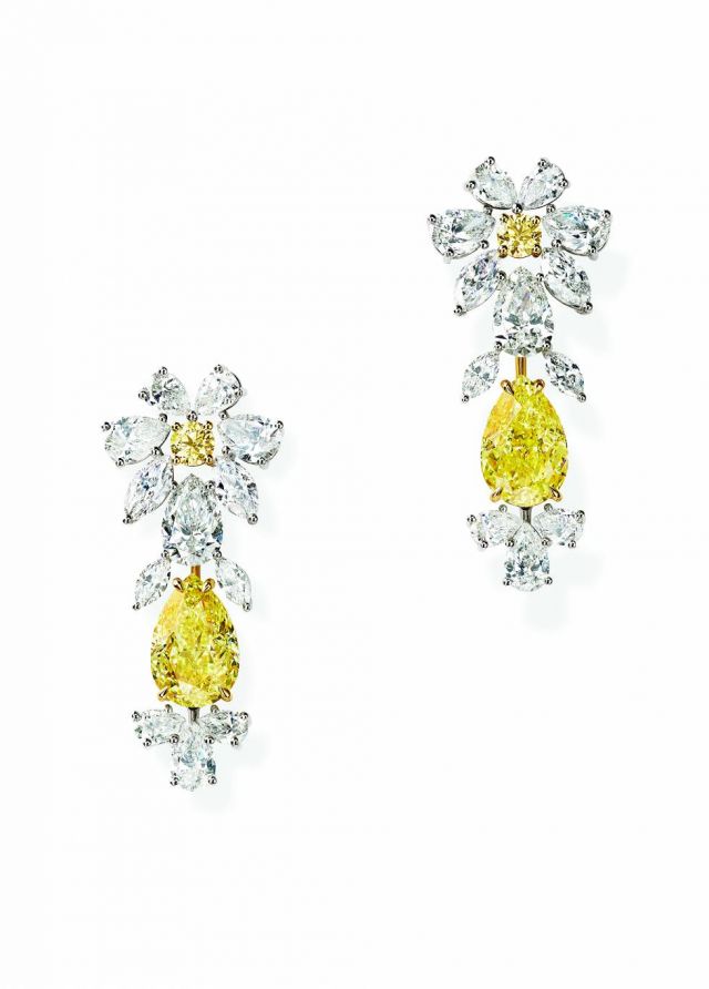 زوج من الأقراط مصنوع من الذهب الأصفر والأبيض عيار 18 قيراط، ومرصّعة بألماس أصفر وأبيض