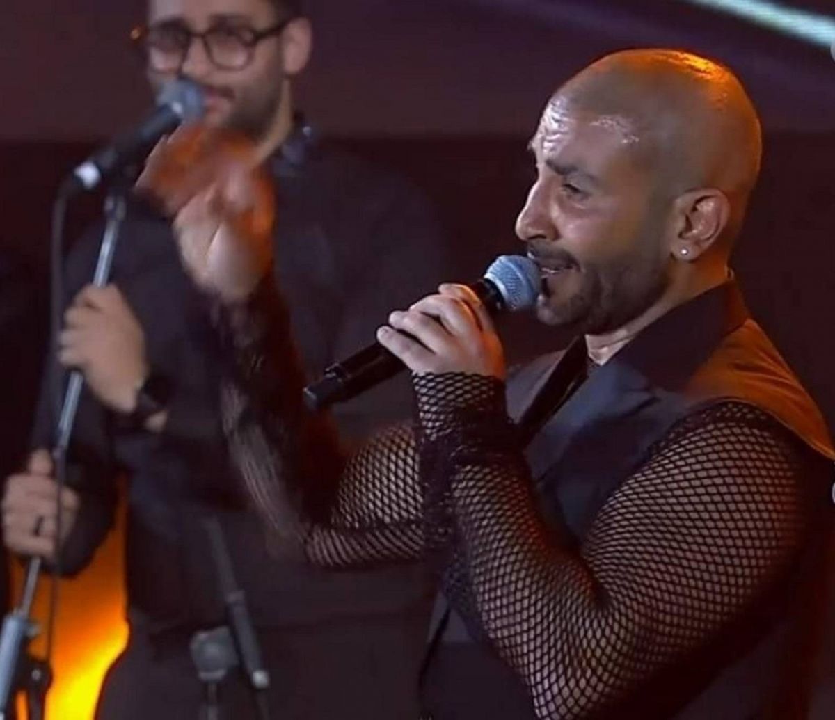 أحمد سعد يعلق بطريقته على انتقادات إطلالته في حفل جدّة