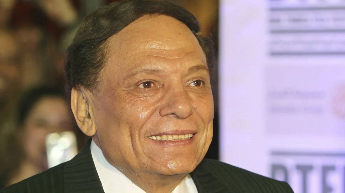 بالفيديو - فنانة شابة توثّق زيارتها لعادل إمام في عيد ميلاده وتكشف حالته الصحية